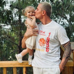 Aleksandr Malinovskiy Instagram - Итак, 40 лет … 🎂 #9Июля
⠀
Я заранее решил, что они начнутся с телефонного детокса!
⠀
Мне хотелось побыть с самим собой, со своей головой и своими мыслями.
⠀
У меня есть моя Вера, а еще я очень ТЕБЯ люблю🦊❤️