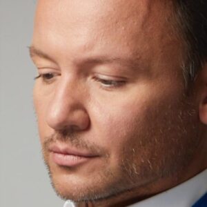 Aleksandr Oleshko Instagram - Даже в самое трудное время - мечтай, 
Тёмной ночью на помощь мечты призови. 
Слушай музыку, пей бергамотовый чай, 
Из душевного света строй замки свои. 
 
В окнах башенок тихо горят огоньки - 
Это всё как причал в океане большом. 
Так по маленькой капле судьбе вопреки, 
Мы реальность свою каждый день создаём. 
 
В повседневность вплетается правда и ложь, 
Зажигаются звёзды в небесной золе, 
Мастери свои крылья и скоро поймёшь, 
Ничего невозможного нет на земле.

 Алеся Синеглазая