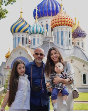 Aleksandr Shoua Instagram - Дорогие друзья! ✨ 18 августа у нас в семье произошло радостное событие — мы покрестили нашего сына Аарона.

Обряд крещения прошёл в Храме Спаса Преображения Господня в Переделкино. Священник прочитал молитвы и благословил Аарона.

Этот день был наполнен миром и радостью, а наши сердца — добрыми эмоциями.

Благодарим всех родных и близких, кто разделил с нами столь светлые моменты!