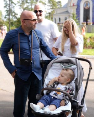 Aleksandr Shoua Instagram - Дорогие друзья! ✨ 18 августа у нас в семье произошло радостное событие — мы покрестили нашего сына Аарона.

Обряд крещения прошёл в Храме Спаса Преображения Господня в Переделкино. Священник прочитал молитвы и благословил Аарона.

Этот день был наполнен миром и радостью, а наши сердца — добрыми эмоциями.

Благодарим всех родных и близких, кто разделил с нами столь светлые моменты!