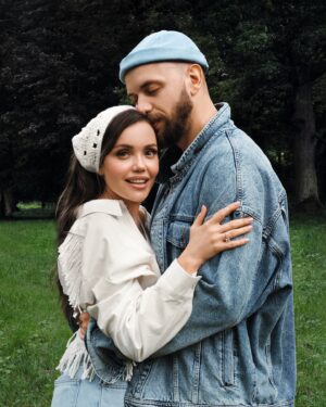 Aleksandr Stepanov Instagram - За какую обложку голосуете? 
Вышел журнал OK @okmagazine_ru и сразу две обложки — парная и с детками?
Какую заберете к себе домой?

А внутри классное интервью! например, ответили на вопрос: кто должен отвечать за романтику?

Текст - @evgeniyabeletskaya
Фото - @ada_dmitrievskaya
Мейк и волосы - @natashabah
Стилист - @evgenia_lachina
Продюсер - @vavakinadari
Детская одежда - @wandu_kids
Образы Ассоль - @inni_russia