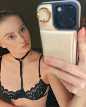 Alena Savostikova Instagram - ᴛʜɪꜱ ᴏᴜᴛꜰɪᴛ ᴄᴀᴍᴇ ᴡɪᴛʜ ᴀ ʙʟᴀᴢᴇʀ ᴠᴇꜱᴛ ʙᴜᴛ ɪ ᴛʜᴏᴜɢʜᴛ… ᴛʜᴇ ʜᴇʟʟ ᴡɪᴛʜ ɪᴛ 🤷🏼‍♀️💅 #nocturnal_visionaries