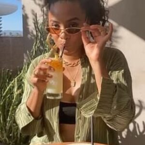 Alesha Renee Instagram - dranks with my boos @itsamandajb @itsvaleriewilliams we outside …