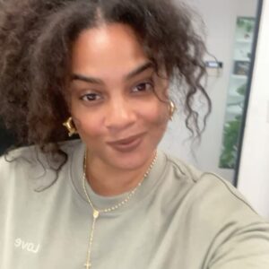 Alesha Renee Instagram - wear your people’s fashion line day … the jewelry edition ..❤️❤️ @amicastyled @aneshkaboheme .. earrings @knaturethelabel necklace @mareblula
