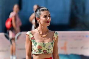Alessandra Mastronardi Instagram - Incontrare storie con UNICEF ti dà l’opportunità di non smettere mai di osservare il mondo in primo piano. Sono stati anni di sguardi, attraversamenti, continue esperienze dove ci siamo imbattuti nelle grande sfide che il nostro tempo ci chiede di affrontare, dalle guerre alle carestie, dalle crisi ambientali al bisogno di prevenzione, perché l’infanzia ci chiede sempre e solo una cosa: non smettere di costruire futuro. Essere a Giffoni, un luogo che da sempre si nutre di futuro, è la conferma di tutti i chilometri fatti e che ancora ci restano. Così proprio come accade ai protagonisti di “Shoes” di Giuseppe Carrieri, dove ogni passo può diventare una scia luminosa, nel nome dei sogni e dei desideri. Dobbiamo tenere accesa questa luce ogni giorno, per noi e per chi verrà. La grande magia del futuro la possiamo accendere solo noi.