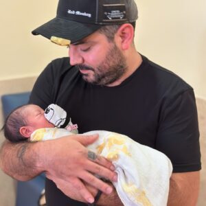 Alessandra Rosaldo Instagram - El pasado 30 de junio, llenos de ilusión, recibimos todos juntos a la nueva princesa de la familia. Qué bonito que desde el primer día, estés rodeada de amor, ¡bienvenida Tessa! Te amamos!!!! ♥️♥️♥️♥️♥️