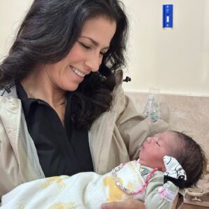 Alessandra Rosaldo Instagram - El pasado 30 de junio, llenos de ilusión, recibimos todos juntos a la nueva princesa de la familia. Qué bonito que desde el primer día, estés rodeada de amor, ¡bienvenida Tessa! Te amamos!!!! ♥️♥️♥️♥️♥️