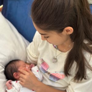 Alessandra Rosaldo Instagram - El pasado 30 de junio, llenos de ilusión, recibimos todos juntos a la nueva princesa de la familia. Qué bonito que desde el primer día, estés rodeada de amor, ¡bienvenida Tessa! Te amamos!!!! ♥️♥️♥️♥️♥️