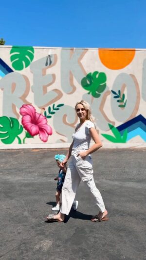 Alessandra Torresani Instagram - Discover the ultimate stroller experience with the new @cybex_usa e-Gazelle S!

Have you ever seen an electric-powered stroller? This one has a self-rocking feature and provides power to assist you when the stroller is loaded up heavy or going up and down hills!

Ready to elevate your strolls? 🌟 Test drive the e-Gazelle today @thepumpstationandnurtury in Santa Monica!

#CYBEX #eGazelleS #eGazelle