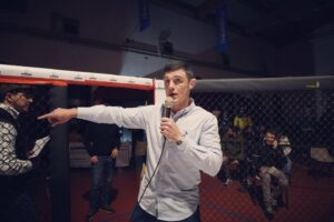 Alessio Di Chirico Instagram - Che serata!
Ringrazio tutte le persone che che ci hanno permesso di realizzare questo primo evento, i nostri sponsor e benefattori in primis: @sinergica.srl @alltimehotelroma @pontissobar @hypeup_marketing 
@venator_fc 
“Anche il più lungo dei viaggi inizia con un passo…”.