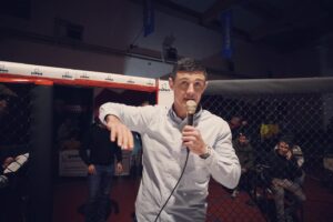 Alessio Di Chirico Instagram - Che serata!
Ringrazio tutte le persone che che ci hanno permesso di realizzare questo primo evento, i nostri sponsor e benefattori in primis: @sinergica.srl @alltimehotelroma @pontissobar @hypeup_marketing 
@venator_fc 
“Anche il più lungo dei viaggi inizia con un passo…”.