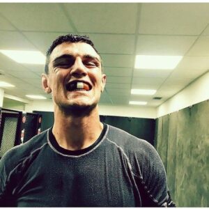 Alessio Di Chirico Instagram - Vi dico la mia visto che mi scrivete in molti per commentare quello che è successo a Roma tra Conor e Facchinetti. Al momento abbiamo solo la versione di Francesco sulla quale, a scanso di equivoci, non ho motivo di dubitare in nessun modo ma di sicuro la polizia farà chiarezza dopo la denuncia. Aspettiamo anche quella di Conor, se mai dovesse arrivare. Quello che mi fa incazzare è che di nuovo tutte le persone che arrivano per caso a leggere MMA lo fanno a causa di un episodio che con le MMA non ha nulla a che vedere, se non il fatto non trascurabile che Conor sia il più famoso fighter vivente. Questo non deve oscurare la verità, anche se capisco che sia difficile: noi passiamo la vita in palestra ad allenarci, esistono gli stronzi nel nostro mondo esattamente come esistono in ogni altro mondo, nello spettacolo, nel lavoro in banca, nel cinema o nelle assicurazioni. I nostri sacrifici sono identici a quelli che fa ognuno di voi nel proprio lavoro. Noi abbiamo l’aggravante di finire costantemente nell’occhio del ciclone a causa di gente spostata, violenta, a volte criminale, che rovina tutto. Vi invito a riflettere su una cosa: quando viene arrestato un calciatore (recenti casi di pedofilia e violenza sessuale in Premier League) o un cittadino comune non si pensa mai a colpevolizzare tutti i calciatori o tutti i cittadini che fanno lo stesso lavoro dell’ arrestato. Noi siamo sempre accomunati come categoria di violenti, spostati, picchiatori e non è giusto. Ho due figli, persone che lavorano insieme a me, un manager che fatica ad aggiungere uno zero in più ai nostri contratti per lavori con brand identici a quelli che chiude con altre persone che segue e succede anche a causa di queste tempeste mediatiche. Siamo in tanti in questa condizione e approfitto per ringraziare Francesco per aver specificato nel suo discorso che il mondo degli atleti e delle MMA non va accomunato con il gesto di Conor. Io combatto perché è la cosa che amo di più e mi riesce meglio, odio la violenza quando non è sport, odio i bulli, odio l’aggressività non controllata esattamente come voi e sono sicuro che la larghissima maggioranza dei miei colleghi la pensi come me.