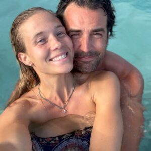 Álex Adróver Instagram - Dicen que después de la tormenta siempre llega la calma … y por fin podemos decirlo! ⭐️

🤍 Respiramos mejor, tras unos meses de grandes sacudidas. Y aunque tardará tiempo en llegar la calma, nosotros ya estamos en calma. 

🙏🏻 GRACIAS por tanto cariño y amor. Os queremos! A seguir celebrando la vida, cada día 🥂