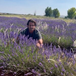 Álex Adróver Instagram - Sueño cumplido, y no ha hecho falta volar a la Toscana. Si es que España es mucha España. Llevo años obsesionando con la lavanda, allá donde vamos nunca falta una plantita de lavanda, pero lo de hoy ha sido inolvidable, campos y campos de lavanda con el aroma más bestia.
