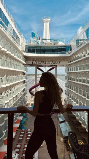 Alex-Anne Aubé-Kubel Instagram - Semaine 2 à bord. 🇫🇷⚓️🛳️

#shiplife #crewship #royalcaribbean #proiceskater #utopia #utopiaoftheseas #france #vlog #travelgram #minimalism #travelblogger