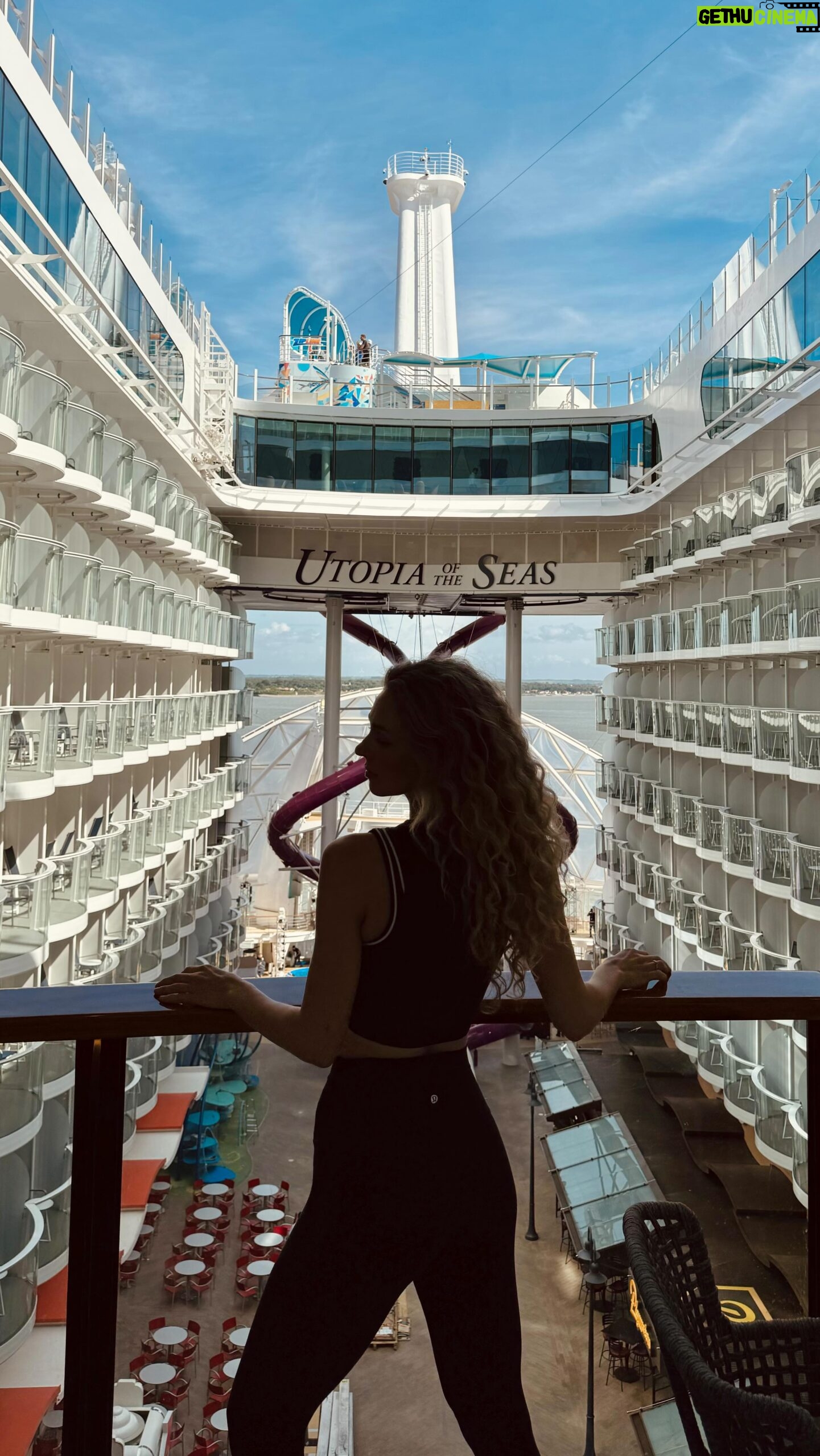 Alex-Anne Aubé-Kubel - 3K Likes - Semaine 2 à bord. 🇫🇷⚓️🛳️
#shiplife #crewship #royalcaribbean #proiceskater #utopia #utopiaoftheseas #france #vlog #travelgram #minimalism #travelblogger