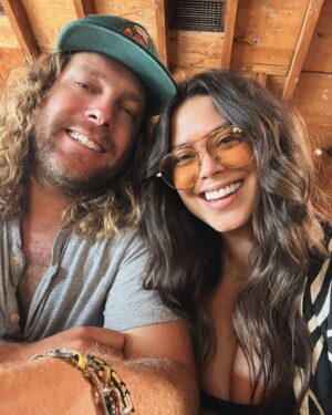 Alex Curry Instagram - #happy #staycation #MONDAY 🤗 #HappyIsMyVIBE