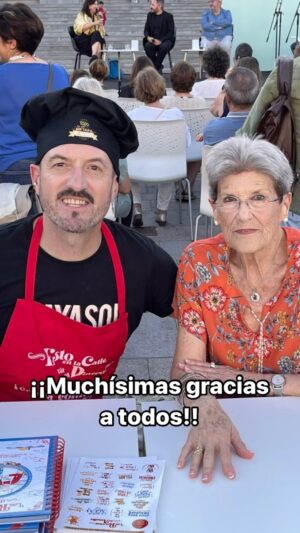 Álex O'Dogherty Instagram - Otro día para guardar para siempre. Una hora entera sin parar de firmar y de recibir el cariño de nuestra gente. GRACIAS de corazón a todos los que vinisteis a compartir con nosotros. Por el cariño con el que habéis recibido este libro pero, sobre todo, con el que le dais a mi madre. Se fue para casa muy contenta y eso, es lo que más me importa y nunca olvidaré. EL DOMINGO QUE VIENE A LAS 20:30 en la feria del libro de CÁDIZ repetimos. ¡Que vivan las papas con choco!