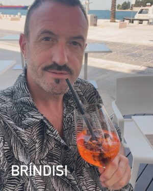 Álex O'Dogherty Instagram - Ya que no se me suben los reels, aquí os dejo un resumen de nuestros primeros 9 días de viaje. ¿Qué os ha gustado más? Recordad que lo tenéis todo en stories destacadas. Gracias por las recomendaciones. Hoy, GALIPOLLI. 

Día 1 - EL FERRY (Barcelona - Civitavechia)
Día 2 - ROMA
Día 3 - ABRUZOS (Pescasseroli- Opi)
Día 4 - ABRUZOS ( Lago Barrea)
Día 5 - NÁPOLES
Día 6 - POMPEYA / VESUBIO
Día 7 -  MATERA
Día 8 - ALBEROBELLO/ POLIGNANO AMARE
Día 9 - BRINDISI / LECCE