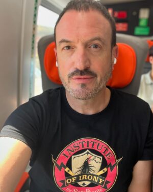 Álex O'Dogherty Instagram - Marchando una de Imbécil para Lleida. 🤪

Casilla a casilla vamos completando el mapa. Teruel y Asturias ya están confirmadas. 🪩

A día de hoy solo quedan tres provincias por conquistar: Orense, Soria y Segovia. Y el show se acaba el 21 de Diciembre… 🥲

Me consta que mi equipazo de @mpcmanagement está en la búsqueda, pero de momento no tenemos teatro o sala para hacerlo en esas tres provincias que nos quedan. Lucharemos hasta el final. 🕺🏾🕺🏾

Si sabes de algo y quieres ayudar a conseguir el mapa total, aquí estamos encantados de oírte. De momento, hoy completamos Cataluña y… ¡SEGUIMOS! 💪🏽