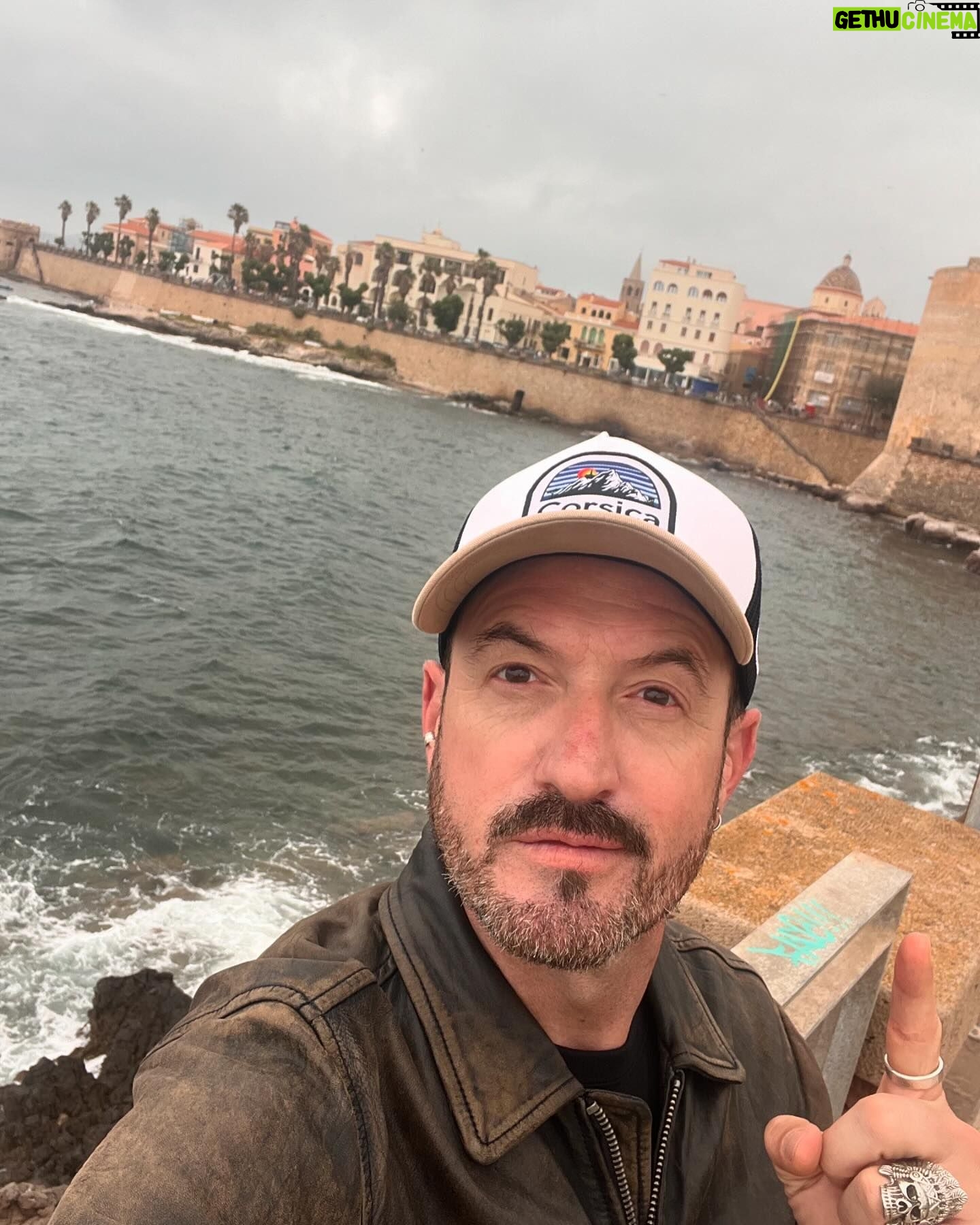 Álex O'Dogherty - 557 Likes - Necesitaba escaparme, porque ha sido una temporada muy intensa. Córcega y Cerdeña han sido un gran descubrimiento. Muy recomendadas ambas.
No he publicado mucho, porque esta vez, prefería desconectar y disfrutarlo. Me he puesto fino de pizza, burrata y cerveza. Pero lo mejor, vengo muy recargado para lo que me espera, que no es poco.
Toca ahora terminar de escribir el show nuevo, acabar el documental y finalizar el nuevo libro con todas las palabras que he descubierto con mi Imbécil.
No es poca cosa, pero con el equipazo que tengo lo vamos a conseguir. Os espero en el camino, porque con vosotros, se lleva mejor. Atentos a las fechas de este verano, que hay unas cuantas ¡¡Seguimos!!