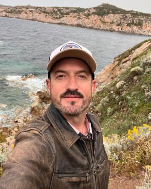 Álex O'Dogherty Instagram - Necesitaba escaparme, porque ha sido una temporada muy intensa. Córcega y Cerdeña han sido un gran descubrimiento. Muy recomendadas ambas. 

No he publicado mucho, porque esta vez, prefería desconectar y disfrutarlo. Me he puesto fino de pizza, burrata y cerveza. Pero lo mejor, vengo muy recargado para lo que me espera, que no es poco. 

Toca ahora terminar de escribir el show nuevo, acabar el documental y finalizar el nuevo libro con todas las palabras que he descubierto con mi Imbécil. 

No es poca cosa, pero con el equipazo que tengo lo vamos a conseguir. Os espero en el camino, porque con vosotros, se lleva mejor. Atentos a las fechas de este verano, que hay unas cuantas ¡¡Seguimos!!