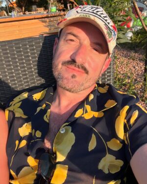 Álex O'Dogherty Instagram - Necesitaba escaparme, porque ha sido una temporada muy intensa. Córcega y Cerdeña han sido un gran descubrimiento. Muy recomendadas ambas. 

No he publicado mucho, porque esta vez, prefería desconectar y disfrutarlo. Me he puesto fino de pizza, burrata y cerveza. Pero lo mejor, vengo muy recargado para lo que me espera, que no es poco. 

Toca ahora terminar de escribir el show nuevo, acabar el documental y finalizar el nuevo libro con todas las palabras que he descubierto con mi Imbécil. 

No es poca cosa, pero con el equipazo que tengo lo vamos a conseguir. Os espero en el camino, porque con vosotros, se lleva mejor. Atentos a las fechas de este verano, que hay unas cuantas ¡¡Seguimos!!