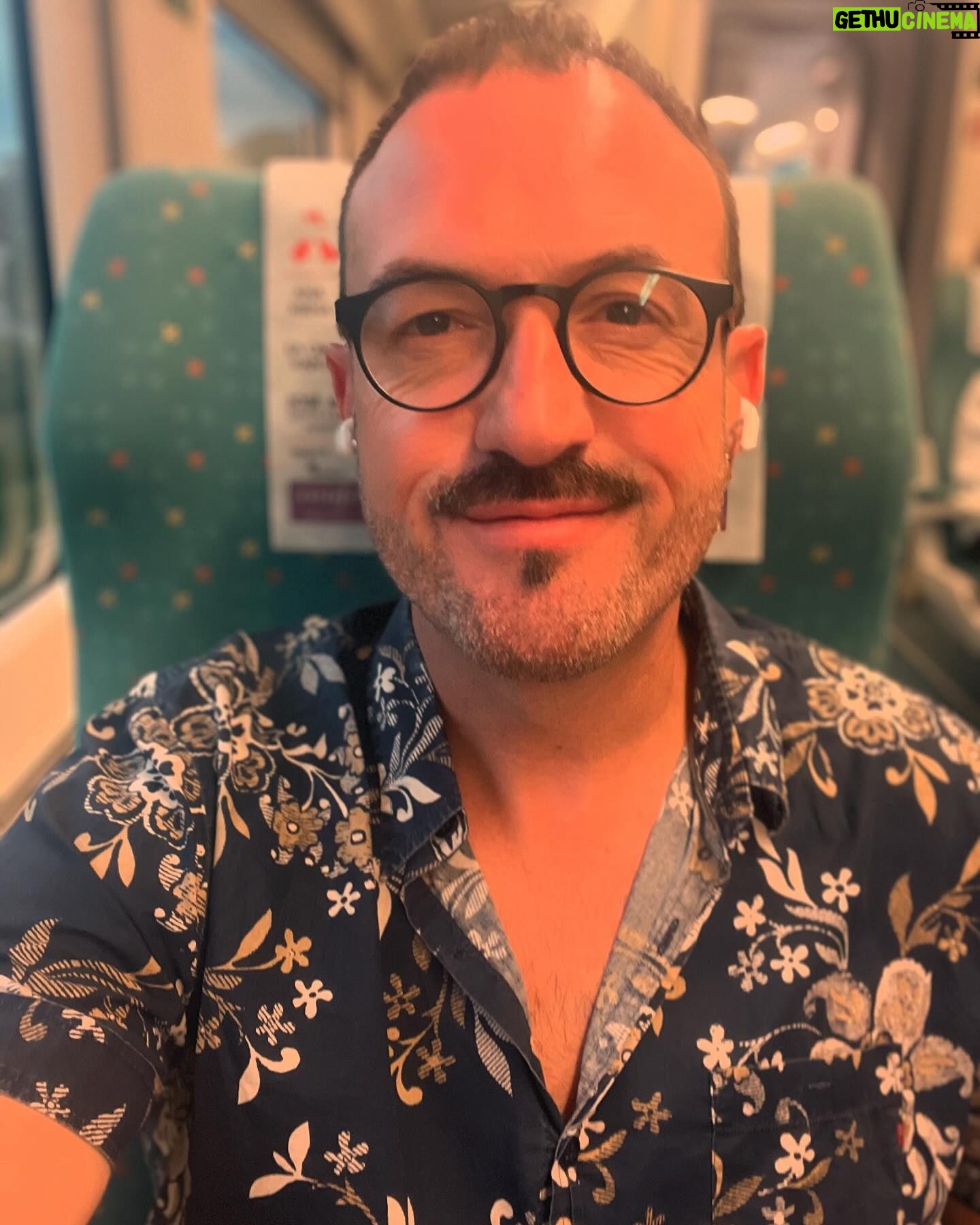 Álex O'Dogherty - 1K Likes - La carita que se nos pone cuando vamos pa la Islaaaaaaaaaaa. Este domingo nos vemos en la feria del libro de Cádiz. Y este finde por las calles y las playas. Nos lo hemos ganado. ¿A quien veo por allí?