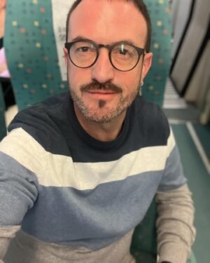 Álex O'Dogherty Instagram - ¡¡Nos vamos pa Vigo!! Tierra de mis antepasados. Lo veréis en el documental. Pero hoy toca teatro. De momento, aún quedan entradas para esta noche en A Fundación. A las 21:30. Os espero!!!
