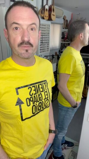Álex O'Dogherty Instagram - ¿Te imaginas tener un robot en casa que te suba la moral todo el día? ¡Un “Cameleitor 3000” que te diga “¡Ole los guapos!” y “¡Qué buena cara tienes!”! 🎉

No podemos ser nuestro AMARGUEITOR 3000. Practica el noble arte de piropearte. 😄

Y para ayudarte, en “Cosas de Esas” hemos creado camisetas que te suben la moral solo con verlas. ✨

Tú decides si ser tu Cameleitor o tu Amargueitor. Practica el noble arte de piropearte. 😉

#Cameleitor3000 #Autoestima #CosasDeEsas #piropearte