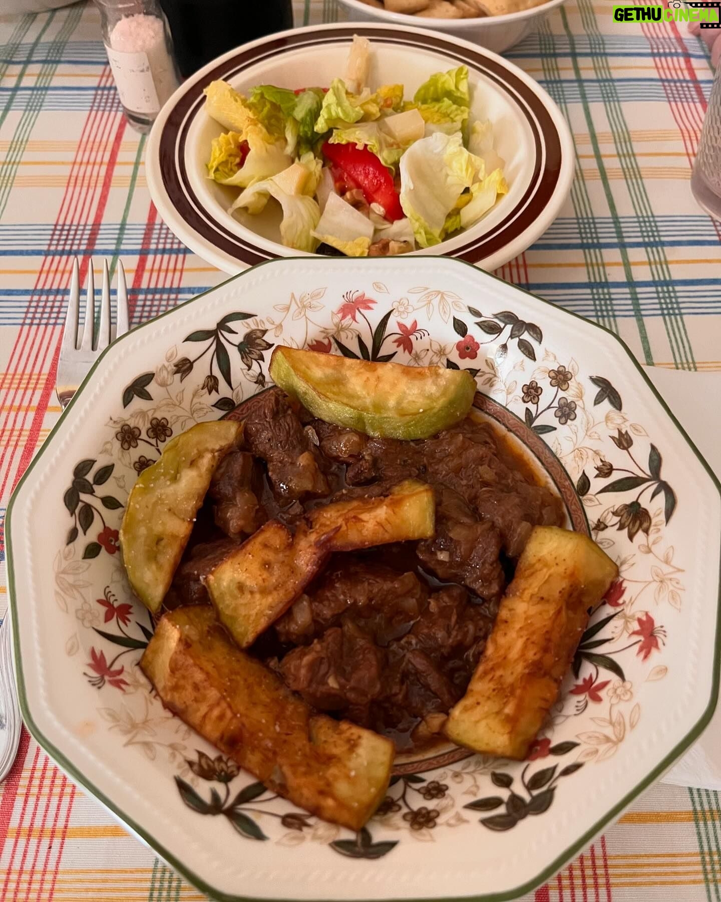 Álex O'Dogherty - 389 Likes - La carne al toro de mi mamá. Con su berenjena correspondiente. Hacedme caso y probad a hacerla. La tenéis en nuestro libro. O la podéis buscar en You Tube. Es puro AMOR. Feliz Finde a Tod@s.