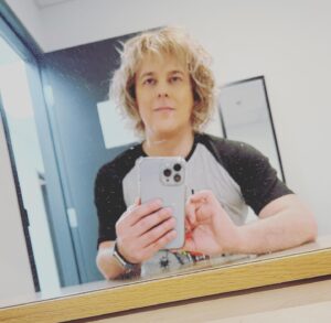 Alex Perron Instagram - Pause travail. #loge #tournage