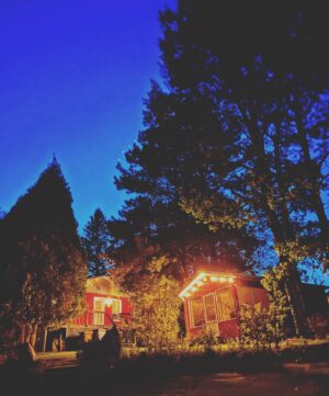 Alex Perron Instagram - Souvenir du week-end au chalet. #campagne #charlevoix #chalet
