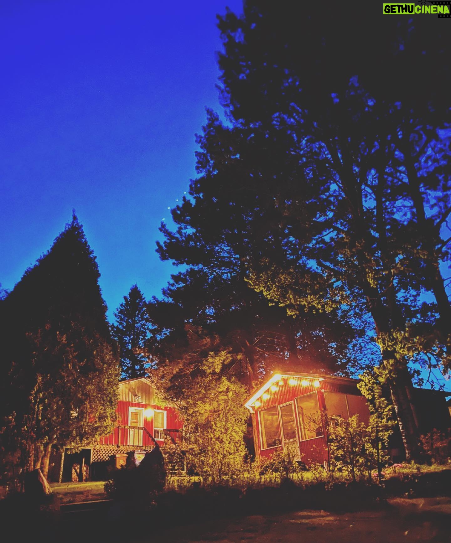 Alex Perron - 463 Likes - Souvenir du week-end au chalet. #campagne #charlevoix #chalet