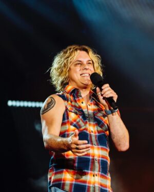 Alex Perron Instagram - Face contente de faire des blagues sur scène ! #queerandfriends @comediha #comedihasaluemontreal  Kodak: @marieandreelemire