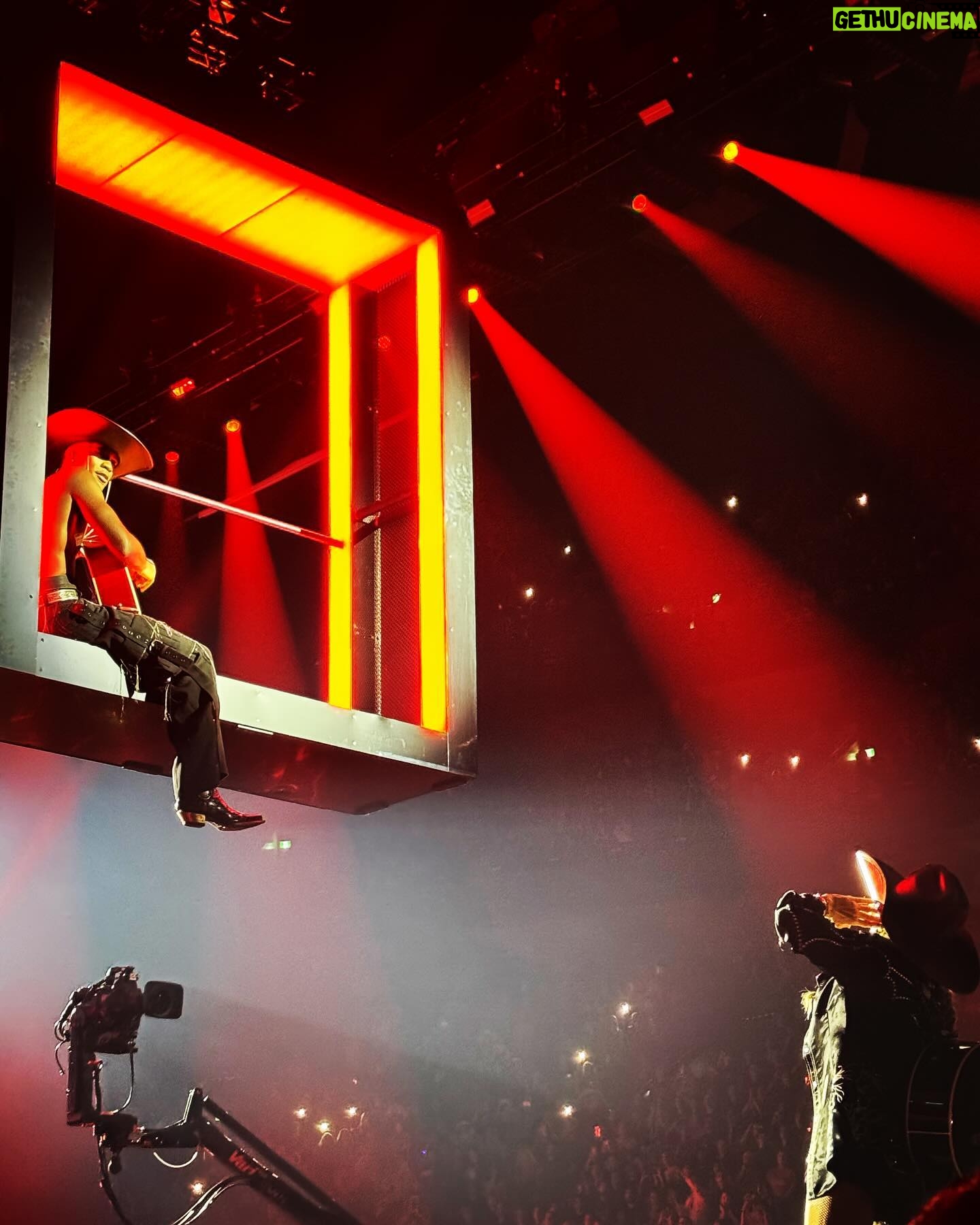 Alex Perron - 597 Likes - @madonna qui chante avec son fils David. #celebrationtour #sansfiltre #montreal @centrebell @evenko
