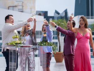 Alex Perron Instagram - Un dernier toast avant de mettre le pied dans la jungle … le plaisir de la naïveté ! Ça commence le 3 mars à 18:30 à @tvareseau ! @smditva