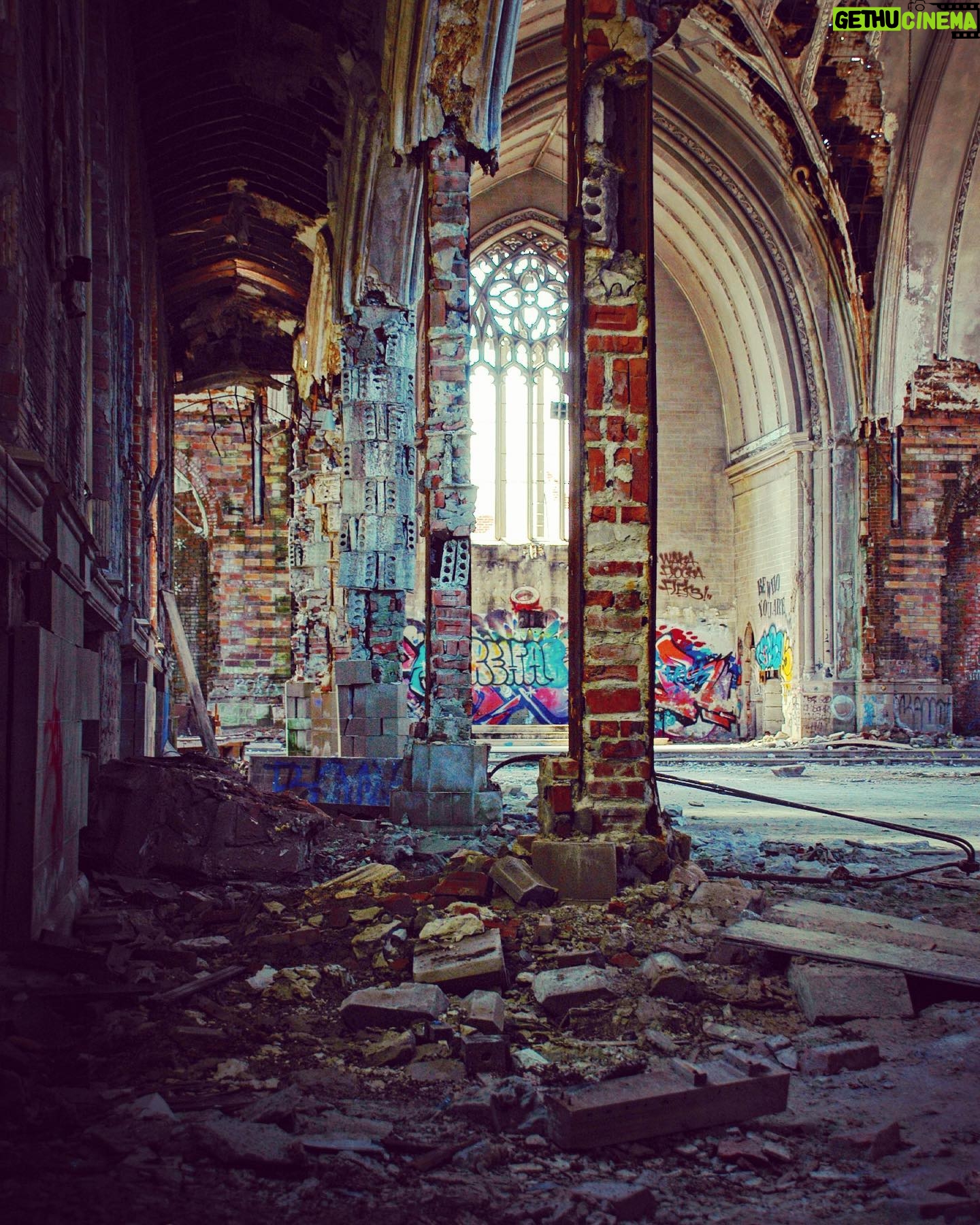 Alex Perron - 485 Likes - Église de Détroit. #urbex #detroit #eglise #church