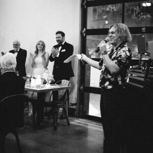 Alex Perron Instagram - Souvenirs d’un magnifique mariage ! Du touchant et du gros fun !! Ben du bonheur aux jeunes tourtereaux Olivier et @rosalievaillancourt !! @le.flanc.nord #animateur #mariage