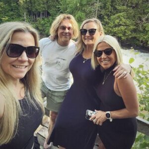 Alex Perron Instagram - Le weekend annuel des best du secondaire ! Une amitié qui dure … Rien de plus précieux !
