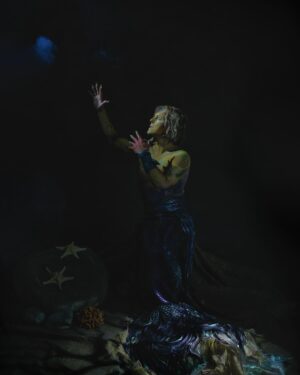Alex Perron Instagram - Ça faisait longtemps que je n’avais pas fait de séance photo artistique et la fabuleuse @annie_lalonde_photographe m’a proposé cette histoire photo :  Dans les profondeurs marines, un triton avait entendu une légende qui disait qu’un trésor se trouvait à la surface 
Ce trésor était supposé renfermer le secret de la force intérieure afin d’être invincible! 
Avec détermination, alex le triton suivit la lumière, a refait surface. 
Avec tout son courage il trouva le trésor 
Il eut tres peur car il y avait des squelettes et des pièges! 
C’est alors qu’il entendit une voix provenant du coffre lui disant qu’il avait fait preuve de beaucoup de courage et de persévérance et qu’il etait l’élu 

Alex le triton est alors devenu le gardien du trésor 

Mais ce qu’il ne savait pas c’est que le fameux pouvoir était diabolique et c’est ainsi qu’alex le triton est devenu le mal en personne.  Ce beau trip a été possible grâce à la touche artistique de : @cyntault_creations  @bulles_de_lily  @catherineberniermaquilleusepro @the_giant_photos 📷 @annie_lalonde_photographe @studiolaphotoshoot