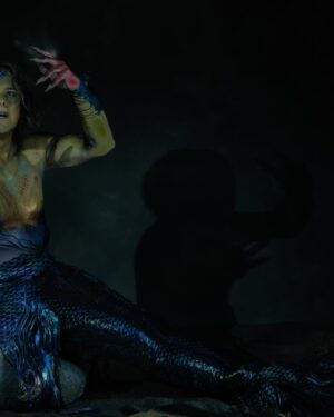 Alex Perron Instagram - Ça faisait longtemps que je n’avais pas fait de séance photo artistique et la fabuleuse @annie_lalonde_photographe m’a proposé cette histoire photo :  Dans les profondeurs marines, un triton avait entendu une légende qui disait qu’un trésor se trouvait à la surface 
Ce trésor était supposé renfermer le secret de la force intérieure afin d’être invincible! 
Avec détermination, alex le triton suivit la lumière, a refait surface. 
Avec tout son courage il trouva le trésor 
Il eut tres peur car il y avait des squelettes et des pièges! 
C’est alors qu’il entendit une voix provenant du coffre lui disant qu’il avait fait preuve de beaucoup de courage et de persévérance et qu’il etait l’élu 

Alex le triton est alors devenu le gardien du trésor 

Mais ce qu’il ne savait pas c’est que le fameux pouvoir était diabolique et c’est ainsi qu’alex le triton est devenu le mal en personne.  Ce beau trip a été possible grâce à la touche artistique de : @cyntault_creations  @bulles_de_lily  @catherineberniermaquilleusepro @the_giant_photos 📷 @annie_lalonde_photographe @studiolaphotoshoot