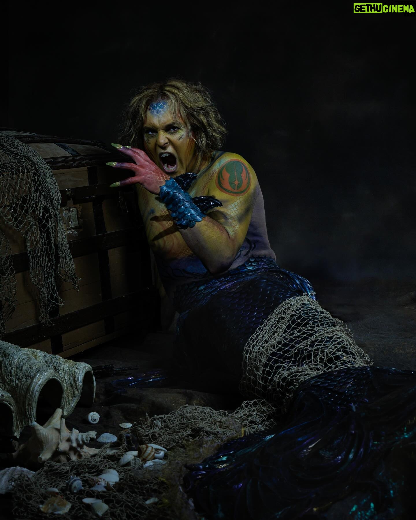 Alex Perron - 1.3K Likes - Ça faisait longtemps que je n’avais pas fait de séance photo artistique et la fabuleuse @annie_lalonde_photographe m’a proposé cette histoire photo : Dans les profondeurs marines, un triton avait entendu une légende qui disait qu’un trésor se trouvait à la surface
Ce trésor était supposé renfermer le secret de la force intérieure afin d’être invincible!
Avec détermination, alex le triton suivit la lumière, a refait surface.
Avec tout son courage il trouva le trésor
Il eut tres peur car il y avait des squelettes et des pièges!
C’est alors qu’il entendit une voix provenant du coffre lui disant qu’il avait fait preuve de beaucoup de courage et de persévérance et qu’il etait l’élu
Alex le triton est alors devenu le gardien du trésor
Mais ce qu’il ne savait pas c’est que le fameux pouvoir était diabolique et c’est ainsi qu’alex le triton est devenu le mal en personne. Ce beau trip a été possible grâce à la touche artistique de : @cyntault_creations @bulles_de_lily @catherineberniermaquilleusepro @the_giant_photos 📷 @annie_lalonde_photographe @studiolaphotoshoot