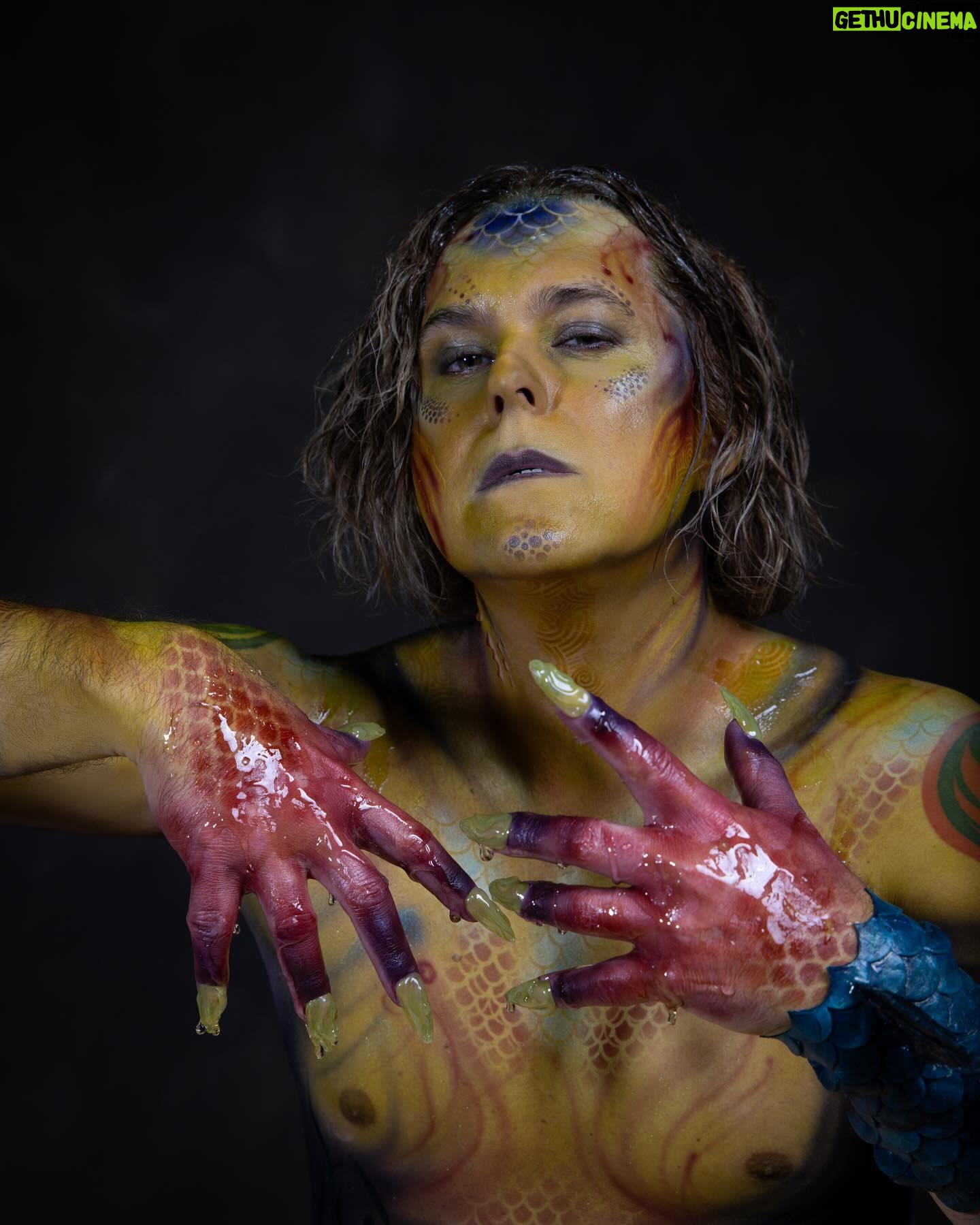 Alex Perron - 1.3K Likes - Ça faisait longtemps que je n’avais pas fait de séance photo artistique et la fabuleuse @annie_lalonde_photographe m’a proposé cette histoire photo : Dans les profondeurs marines, un triton avait entendu une légende qui disait qu’un trésor se trouvait à la surface
Ce trésor était supposé renfermer le secret de la force intérieure afin d’être invincible!
Avec détermination, alex le triton suivit la lumière, a refait surface.
Avec tout son courage il trouva le trésor
Il eut tres peur car il y avait des squelettes et des pièges!
C’est alors qu’il entendit une voix provenant du coffre lui disant qu’il avait fait preuve de beaucoup de courage et de persévérance et qu’il etait l’élu
Alex le triton est alors devenu le gardien du trésor
Mais ce qu’il ne savait pas c’est que le fameux pouvoir était diabolique et c’est ainsi qu’alex le triton est devenu le mal en personne. Ce beau trip a été possible grâce à la touche artistique de : @cyntault_creations @bulles_de_lily @catherineberniermaquilleusepro @the_giant_photos 📷 @annie_lalonde_photographe @studiolaphotoshoot