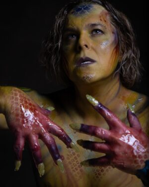 Alex Perron Instagram - Ça faisait longtemps que je n’avais pas fait de séance photo artistique et la fabuleuse @annie_lalonde_photographe m’a proposé cette histoire photo :  Dans les profondeurs marines, un triton avait entendu une légende qui disait qu’un trésor se trouvait à la surface 
Ce trésor était supposé renfermer le secret de la force intérieure afin d’être invincible! 
Avec détermination, alex le triton suivit la lumière, a refait surface. 
Avec tout son courage il trouva le trésor 
Il eut tres peur car il y avait des squelettes et des pièges! 
C’est alors qu’il entendit une voix provenant du coffre lui disant qu’il avait fait preuve de beaucoup de courage et de persévérance et qu’il etait l’élu 

Alex le triton est alors devenu le gardien du trésor 

Mais ce qu’il ne savait pas c’est que le fameux pouvoir était diabolique et c’est ainsi qu’alex le triton est devenu le mal en personne.  Ce beau trip a été possible grâce à la touche artistique de : @cyntault_creations  @bulles_de_lily  @catherineberniermaquilleusepro @the_giant_photos 📷 @annie_lalonde_photographe @studiolaphotoshoot
