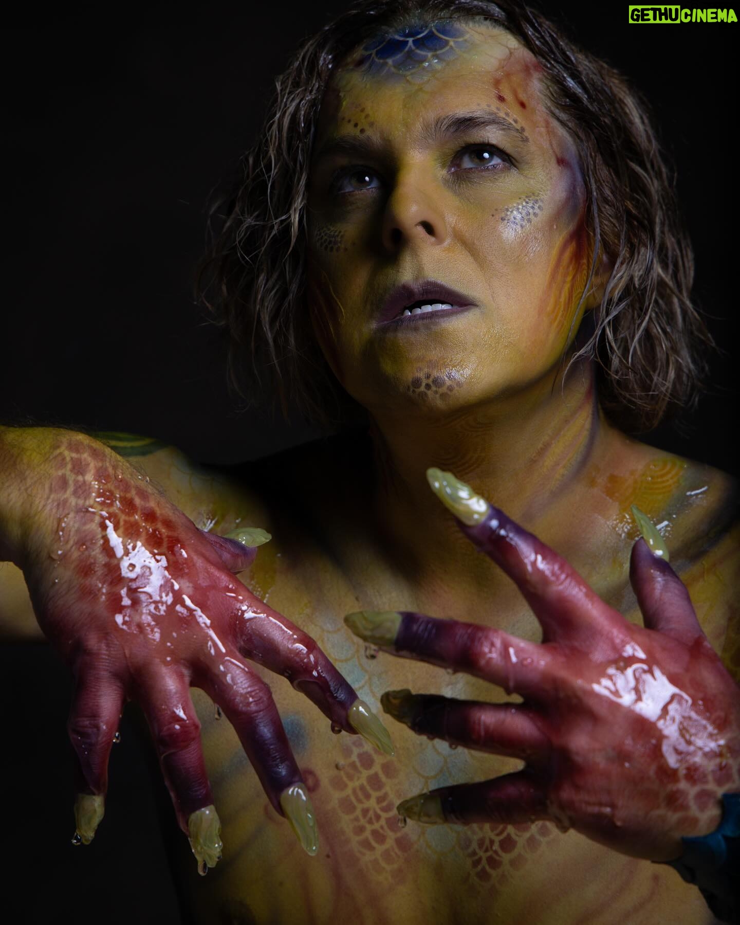 Alex Perron - 1.3K Likes - Ça faisait longtemps que je n’avais pas fait de séance photo artistique et la fabuleuse @annie_lalonde_photographe m’a proposé cette histoire photo : Dans les profondeurs marines, un triton avait entendu une légende qui disait qu’un trésor se trouvait à la surface
Ce trésor était supposé renfermer le secret de la force intérieure afin d’être invincible!
Avec détermination, alex le triton suivit la lumière, a refait surface.
Avec tout son courage il trouva le trésor
Il eut tres peur car il y avait des squelettes et des pièges!
C’est alors qu’il entendit une voix provenant du coffre lui disant qu’il avait fait preuve de beaucoup de courage et de persévérance et qu’il etait l’élu
Alex le triton est alors devenu le gardien du trésor
Mais ce qu’il ne savait pas c’est que le fameux pouvoir était diabolique et c’est ainsi qu’alex le triton est devenu le mal en personne. Ce beau trip a été possible grâce à la touche artistique de : @cyntault_creations @bulles_de_lily @catherineberniermaquilleusepro @the_giant_photos 📷 @annie_lalonde_photographe @studiolaphotoshoot