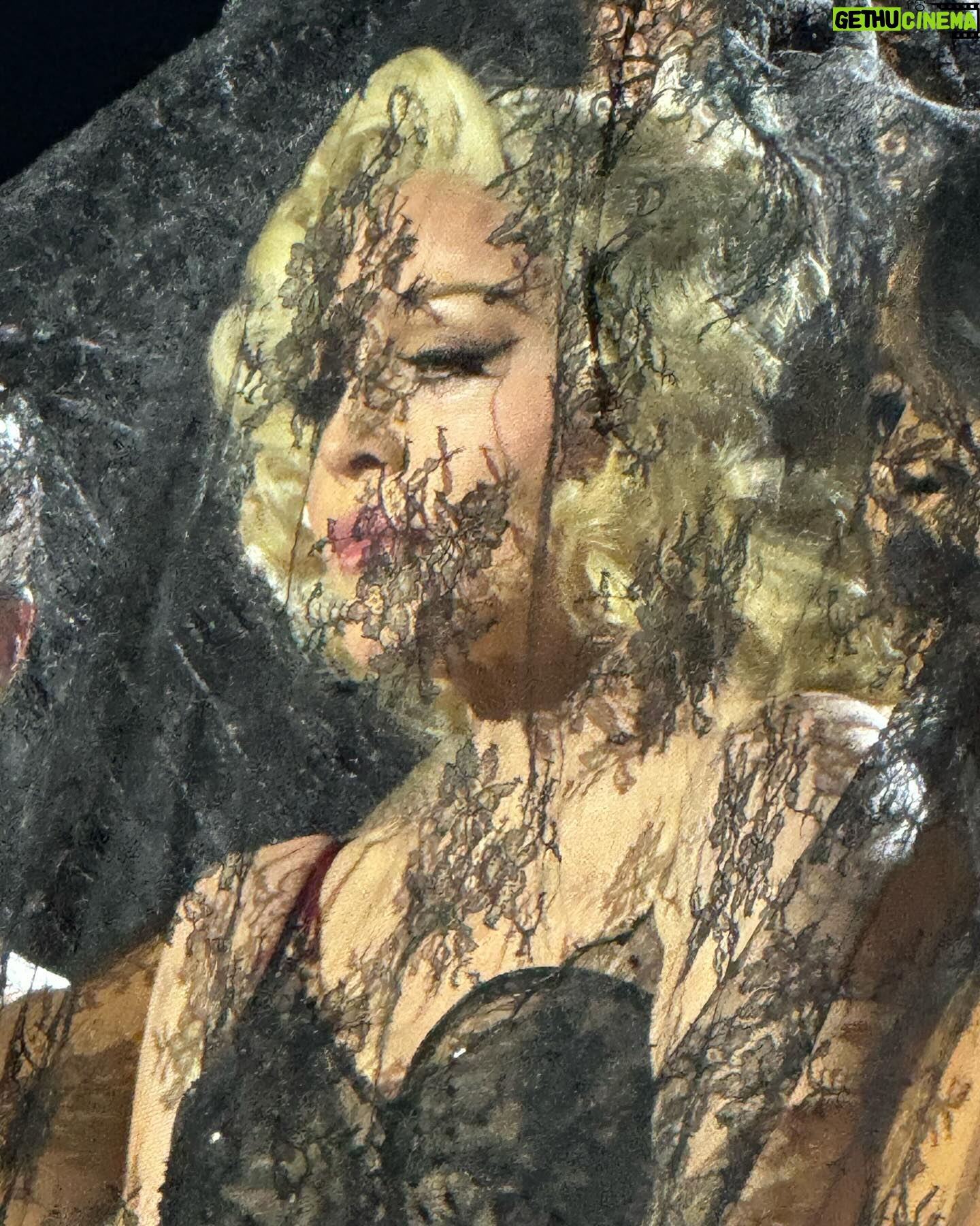 Alex Perron - 2.7K Likes - J’étais si près de la scène que j’ai pu capturer ce moment … plus de 2h de hits sans relâche … @madonna a une énergie de fou ! Visuellement incroyable. ❤️ #pasdefiltre #nofilter #celebrationtour @centrebell @evenko