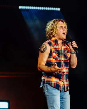 Alex Perron Instagram - Face contente de faire des blagues sur scène ! #queerandfriends @comediha #comedihasaluemontreal  Kodak: @marieandreelemire