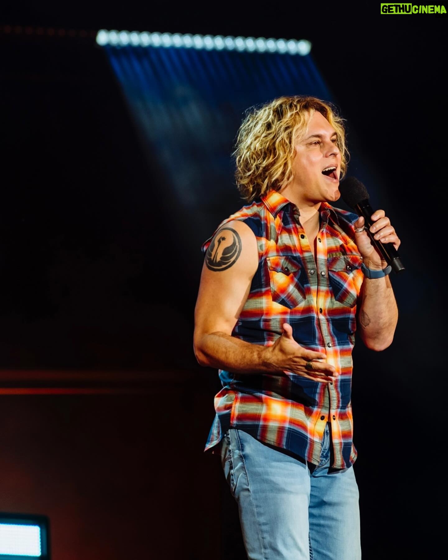 Alex Perron - 679 Likes - Face contente de faire des blagues sur scène ! #queerandfriends @comediha #comedihasaluemontreal Kodak: @marieandreelemire