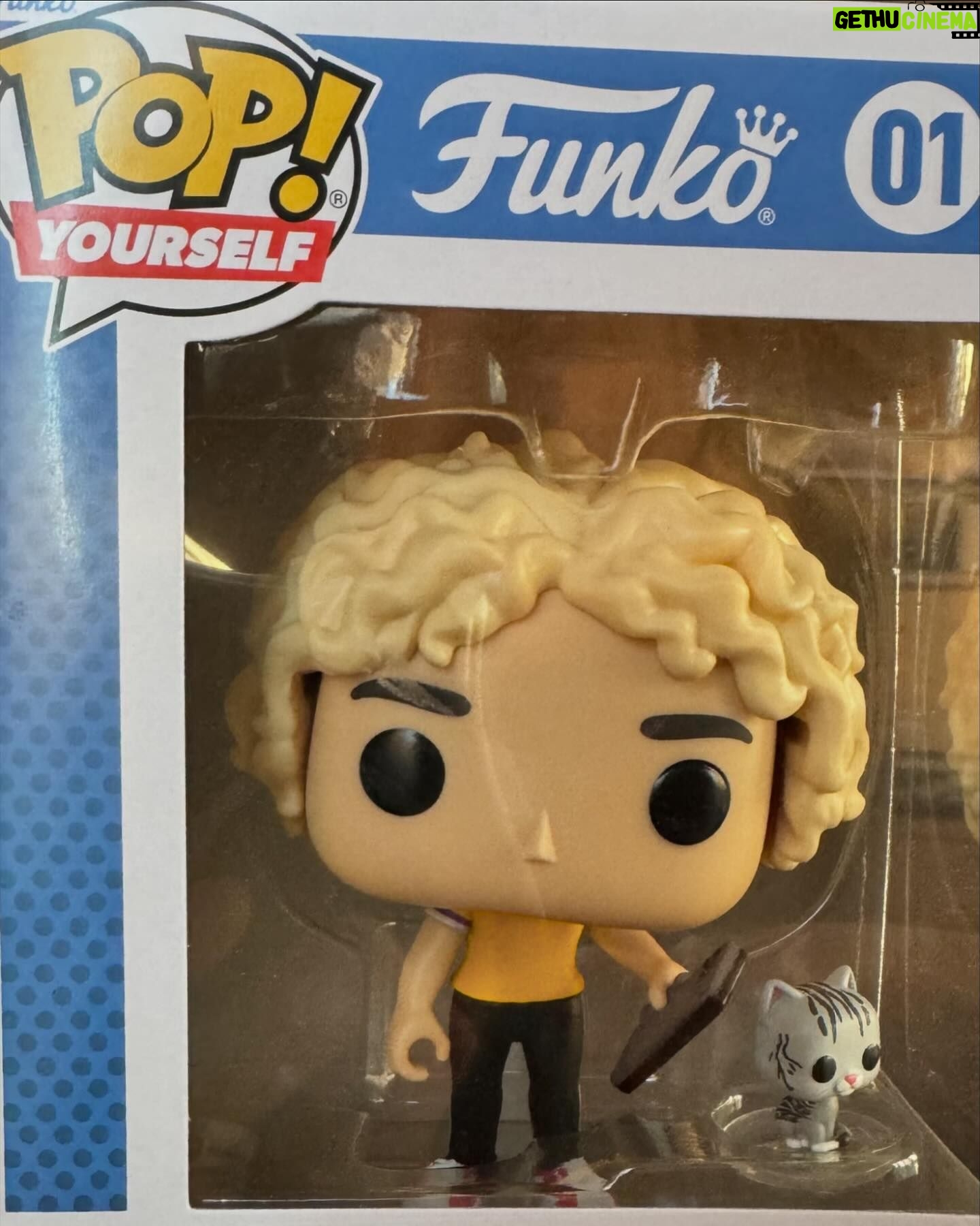 Alex Perron - 664 Likes - Mon super ami @movie_whore m’a offert mon propre @originalfunko pour ma fête !!! Même Princesse Leïa est là ! 😂😂😍